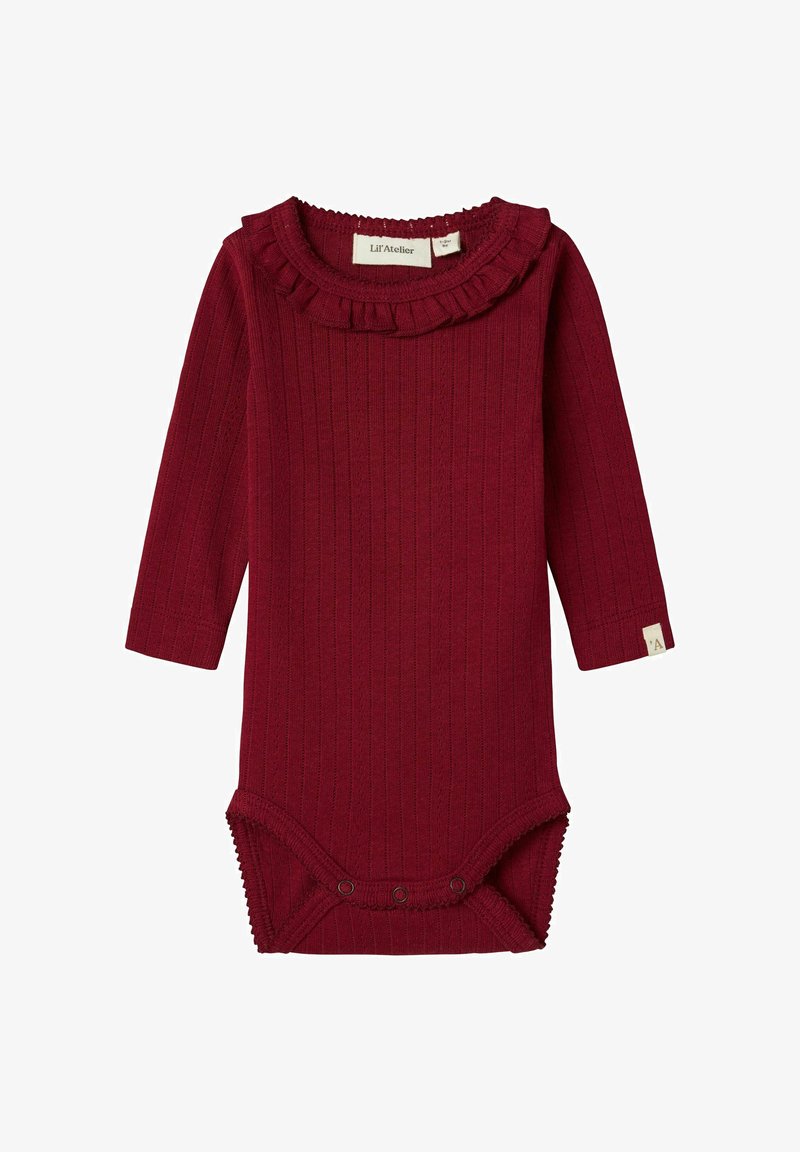 Bodysuit à manches longues côtelé en rouge foncé avec un col volanté, des fermetures à pression au bas, et des détails texturés le long des bords.