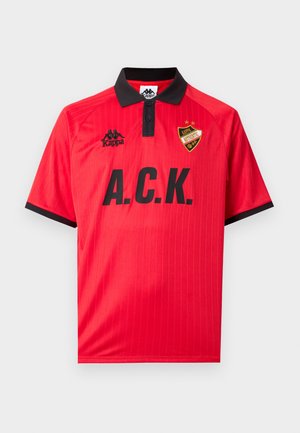 Rood sportshirt met korte mouwen, zwarte kraag en manchetten, zwarte "A.C.K." tekst, Kappa-logo en een schildembleem met twee sterren op de borst.