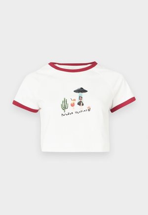 Λευκό κοντό μπλουζάκι με κόκκινα περιθώρια, διακοσμημένο με εικονογραφημένους κάκτους, φρούτα και το κείμενο "Paradise Utopias" σε παιχνιδιάρικο στυλ. Μαλακό βαμβακερό ύφασμα.