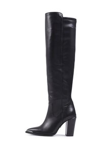 Botas de cuero negras hasta la rodilla con punta puntiaguda, tacón grueso y textura suave. Incluyen un panel lateral y costuras decorativas.