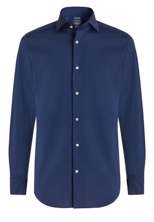 Camisa de manga larga azul marino, hecha de tela suave, con collar estándar, cierre frontal con botones y puños abotonados.