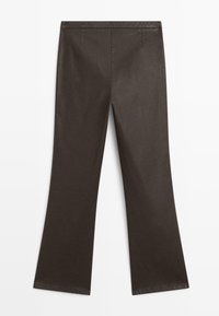Donkerbruine rechte broek met een gladde afwerking, zichtbare stiksels bij de tailleband en zoom, plat weergegeven op een witte achtergrond.