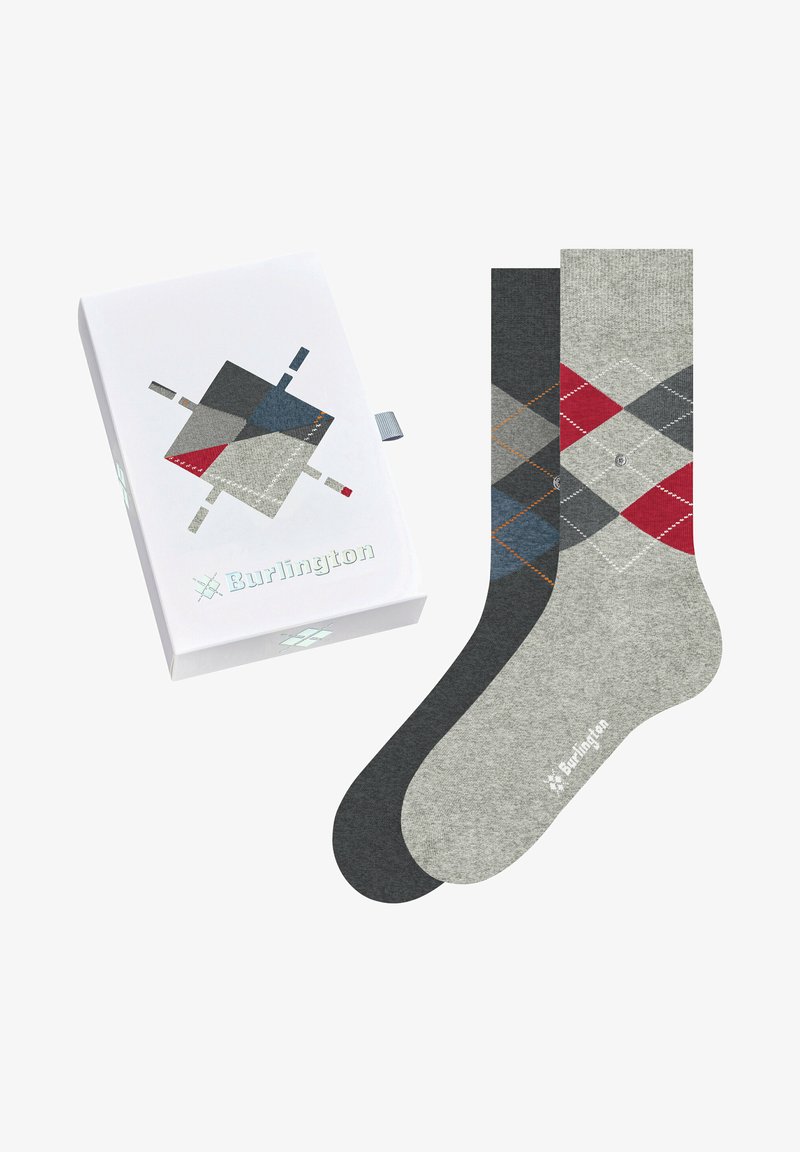 Chaussettes à motif argyle gris et noir présentées avec une boîte blanche arborant un design géométrique et le logo "Burlington" en lettres métalliques.
