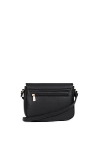 Borsa a tracolla in pelle nera con finitura testurizzata, pattella superiore e tasca con cerniera anteriore. Presenta una tracolla removibile e un tirazip metallico.