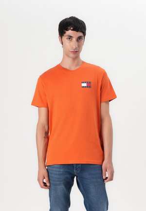 Tommy Jeans SLIM ESSENTIAL FLAG TEE - Print T-shirt - voyager orange