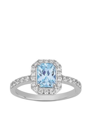 Anello d'argento con una pietra preziosa blu rettangolare al centro, circondato da piccole pietre trasparenti sulla fascia e intorno alla pietra centrale.