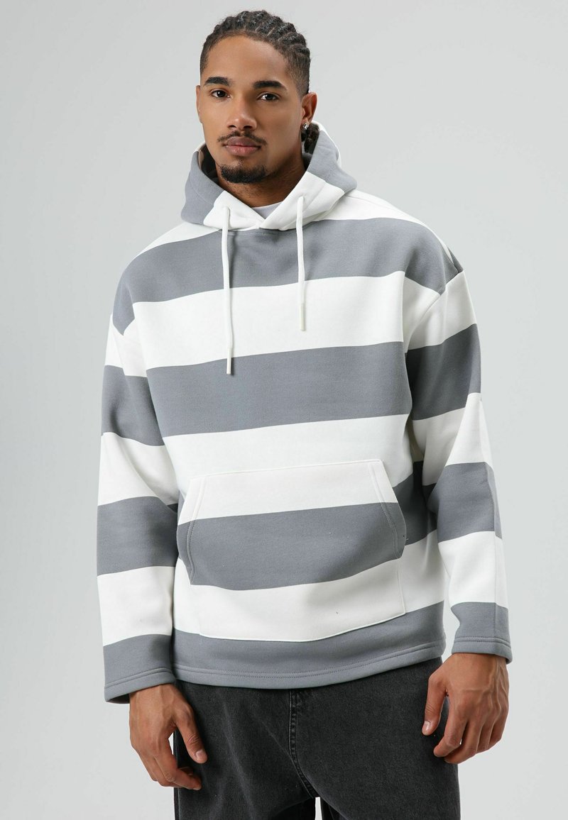 Deze pullover hoodie heeft horizontale grijze en witte strepen, gemaakt van zachte stof met een voorzak en een verstelbare capuchon met trekkoord.