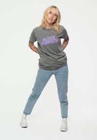 Paradiso Clothing Black Sabbath Logo and Daemon Burnout - Print T-shirt - charcoal