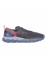 Trailrunningschoen in donkergrijs met rode en blauwe accenten. Heeft een ademende mesh bovenkant en een gestructureerde, gevoerde zool voor grip.