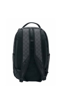 Zaino nero con design a scacchi, texture liscia, spallacci imbottiti e manico superiore. Presenta tasche laterali e materiale resistente.