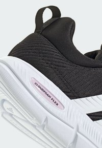 Čierne atletické tenisky s priedušným textilným zvrškom, bielym štruktúrovaným medzipodrážkom a ružovými detailmi "CLOUDFOAM FLEX" na boku.