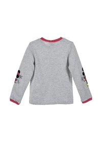 Maglietta grigia a maniche lunghe con colletto e polsini a righe rosse, con ricami di Topolino su entrambe le maniche. Materiale morbido in misto cotone.