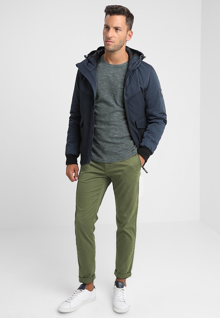 Herren Chinos | Pier One Chino dark green/dunkelgrün - CF31633 Herren Chinos | Pier One Chino dark green/dunkelgrün - CF31633