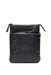 Borsa a tracolla in pelle nera con tasca frontale con zip, logo impresso, cuciture a contrasto e accenti in metallo. Forma rettangolare.