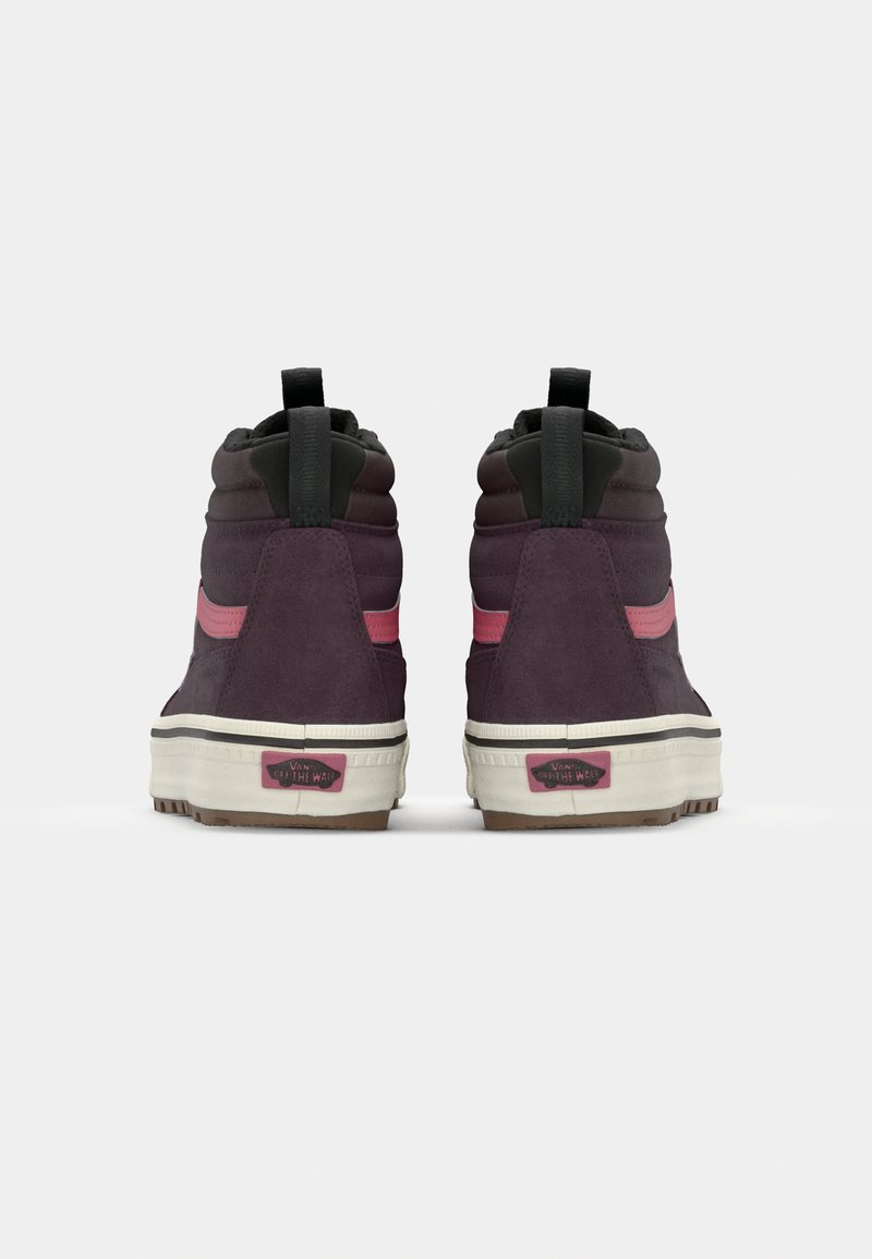 Zapatillas altas moradas y negras con un collarín acolchado, diseño de franjas rosas y suela de goma blanca con tracción marrón.