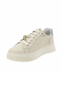 Off-white leren sneaker met dikke zool, vetersluiting, metallic groene hiel detail en een groene edelsteen charm vastgemaakt aan de veters.