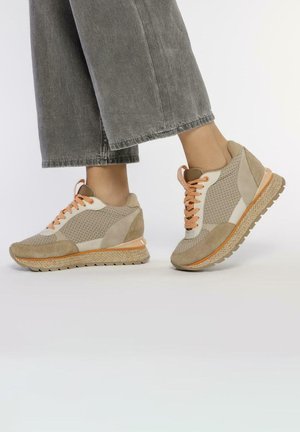Baskets de sport beiges en maille, suède et cuir ; lacets orange ; semelle texturée ; design léger ; col rembourré.