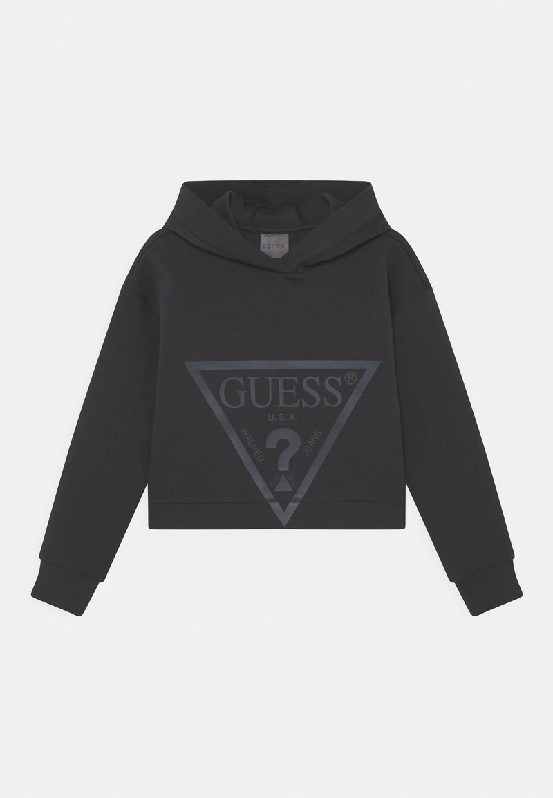 Sudadera negra recortada con mangas largas y un gran logo triangular de Guess en gris oscuro en el frente.