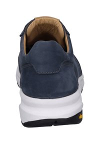 Scarpa in suede blu scuro con retro arrotondato, interno in pelle beige, suola intermedia bianca e suola esterna nera con dettagli gialli.