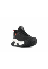 Baskets noires avec une tige texturée, une semelle intermédiaire blanche et une semelle extérieure noire robuste. Présente un accent rouge et des lacets noirs, avec une marque sur la languette.