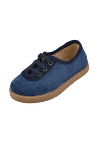 Zapato de ante azul marino con puntera redondeada, diseño de cordones y suela de goma color marrón. Presenta una textura suave y detalles de costura mínimos.