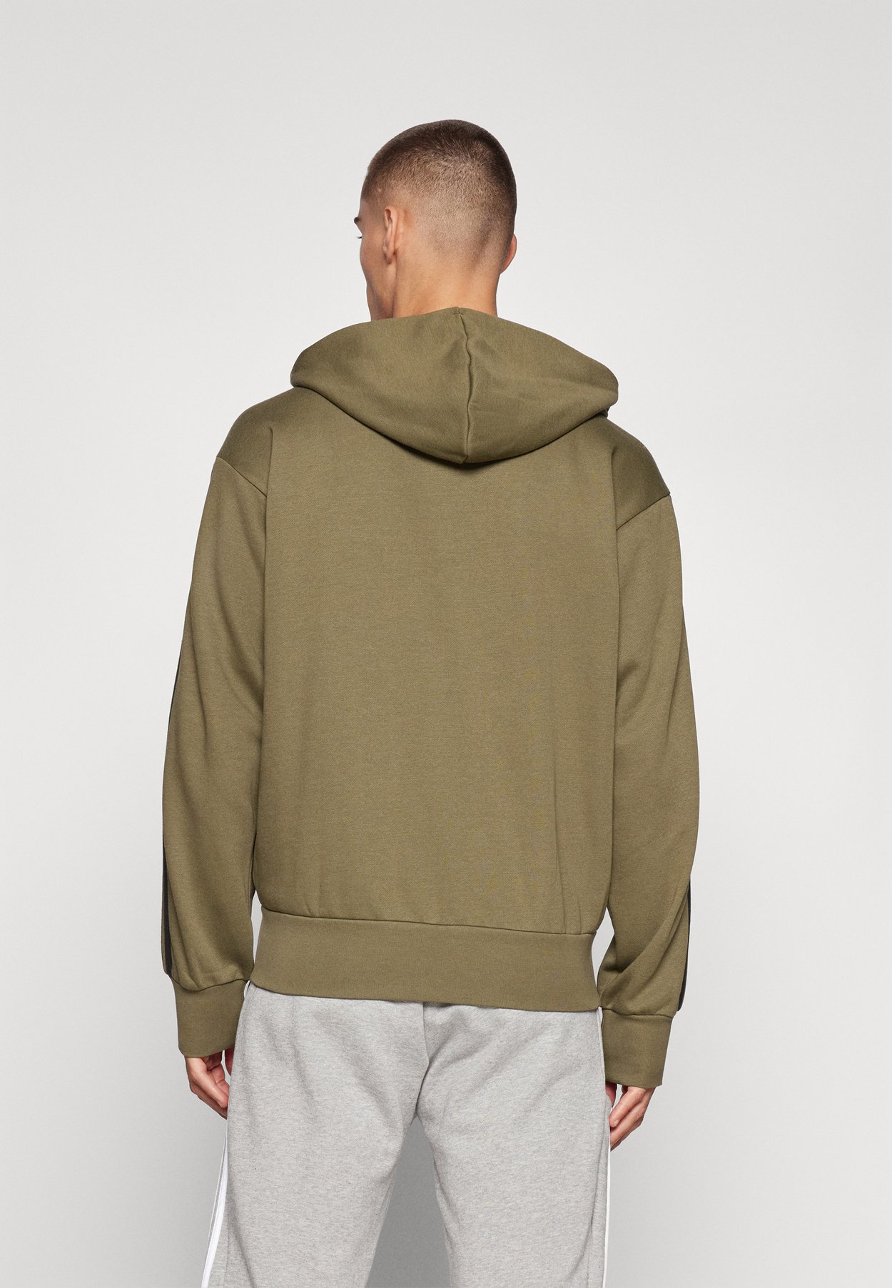 ESSENTIALS THREE STRIPES FLEECE