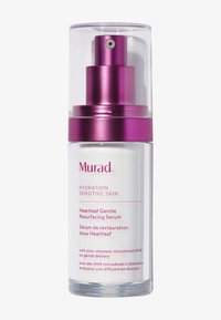 Sérum Murad Heartleaf Gentle Resurfacing dans un flacon cylindrique transparent avec un pompe rose. Étiquette blanche texturée avec des accents et détails violets.