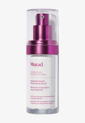 Murad Heartleaf Sanftes Resurfacing-Serum in einer klaren, zylindrischen Flasche mit einer rosa Pumpe. Texturiertes weißes Etikett mit lila Akzenten und Details.