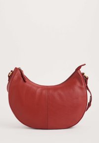 Borsa a tracolla in pelle rossa a forma di mezza luna, con chiusura a zip superiore e tracolla regolabile. Superficie liscia e texture con cuciture minime.