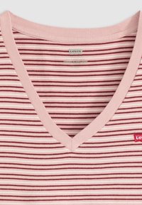 Rutet rosa og burgunder skjorte med V-hals design, laget av mykt stoff. Har et lite rødt Levi's logo-kunsttag på den nederste fronten.