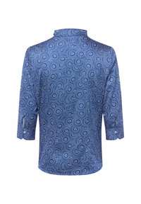 Blauw shirt met een draaiend wit cirkelpatroon, een schijnhals, en driekwartmouwen met knoopmanchetten. Glad materiaal.