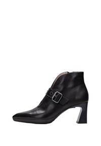 Botín negro de cuero para mujer, con punta afilada, tacón de bloque y detalle de correa con hebilla lateral, mostrado de perfil sobre fondo blanco.