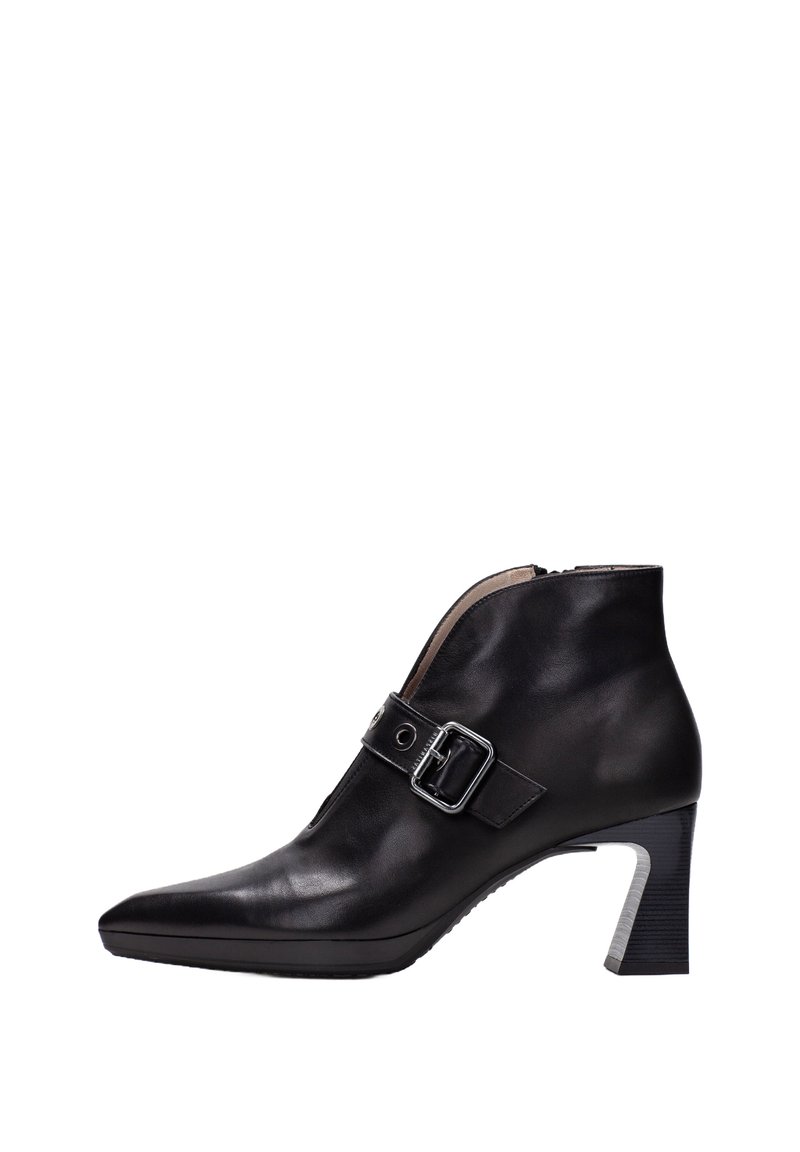 Botín negro de cuero para mujer, con punta afilada, tacón de bloque y detalle de correa con hebilla lateral, mostrado de perfil sobre fondo blanco.