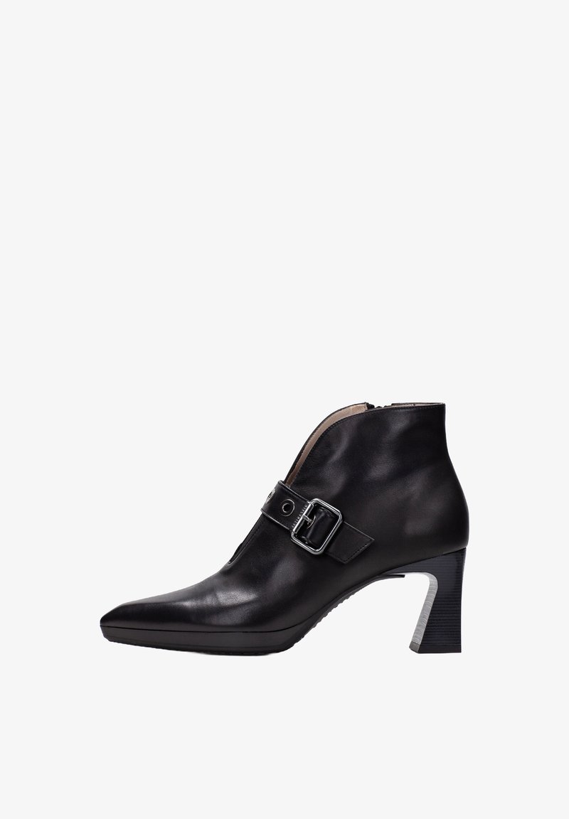 Botín negro de cuero para mujer, con punta afilada, tacón de bloque y detalle de correa con hebilla lateral, mostrado de perfil sobre fondo blanco.