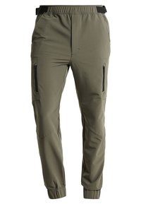 Olijfgroene cargobroek met een elastische tailleband en een verstelbare riem. Voorzien van twee ritszakken aan de zijkant en een tapering fit bij de manchetten.