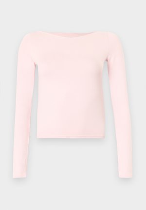 Ροζ μπλούζα με μακριά μανίκια από μαλακό, ελαστικό ύφασμα με φαρδιά λαιμόκοψη. Ο σχεδιασμός είναι εφαρμοστός και λιτός, χωρίς σχέδια ή διακοσμήσεις.