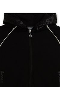 Sudadera con capucha negra con capucha texturizada de patrón negro, costuras grises y cremallera frontal. Tejido suave y ajuste relajado, adecuado para uso casual.