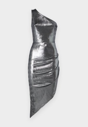 Suknja s srebrnim metalnim učinkom, enostrana, z ozkim korzetom in asimetričnim robom, ki vključuje zbrane detajle na strani. Gladka, sijoča tekstura.