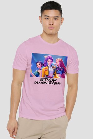 Junger Mann trägt ein pinkes T-Shirt mit bunten animierten weiblichen Charakteren und dem Schriftzug "KPOP DEMON HUNTERS" auf der Vorderseite.