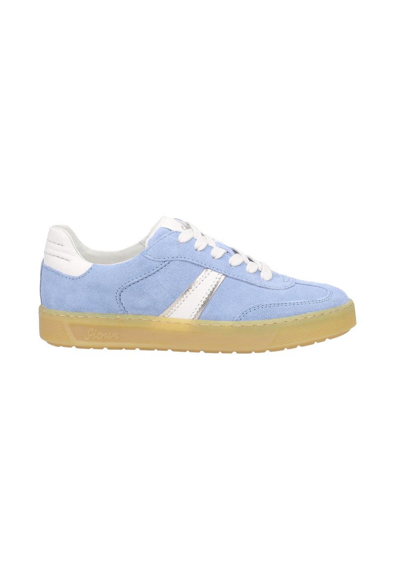 Sneaker in suede azzurro con dettagli in pelle bianca, suola in gomma testurizzata, punta tondeggiante e lacci piatti. Dettaglio a striscia argentata sul lato.