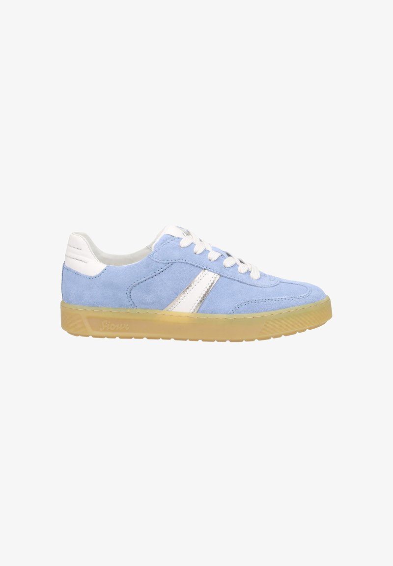 Sneaker in suede azzurro con dettagli in pelle bianca, suola in gomma testurizzata, punta tondeggiante e lacci piatti. Dettaglio a striscia argentata sul lato.