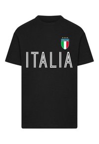 Maglietta nera in cotone con la parola "ITALIA" in bold lettere bianche e un piccolo emblema della bandiera italiana sul lato sinistro del petto.