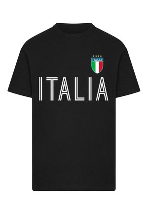 Čierne bavlnené tričko s tučným bielym nápisom "ITALIA" a malým emblémom talianskej vlajky na ľavej hrudi.