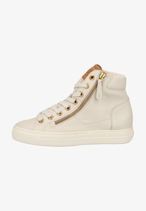 Witte leren sneaker met hoge schacht, zijrits, witte veters, gouden veteroogjes, gevoerde kraag en rubberen zool.