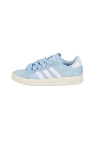 Baskets en daim bleu clair avec des rayures blanches, design à lacets, semelle en caoutchouc crème et logo en accent sur le talon. Profil fin et bout arrondi.