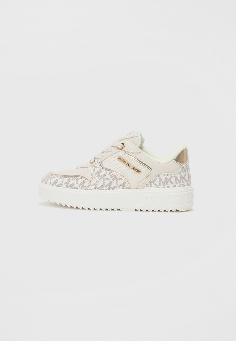 Beige sneaker met patroon zijkanten en gouden accenten. Heeft een ronde neus, vetersluiting en een gestructureerde zool met een logo-detail op de hak.