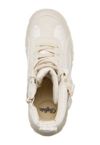 Zapatilla alta blanca con parte superior de cuero liso y textil. Presenta cordones redondos, cierre de cremallera, collar acolchado y suela de goma texturizada.