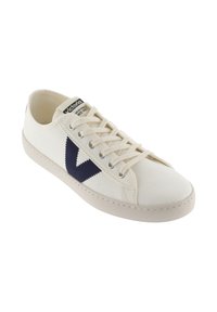 Witte canvas sneaker met beige zool, beige veters, marineblauwe "V" logo aan de zijkant en "Victoria" label op de tong.