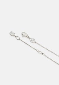 Collier en chaîne argentée avec un pendentif en pierre transparente. Comprend un fermoir en homard, des maillons ovales et un accent hexagonal près du fermoir.