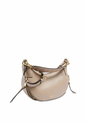 Sac à main en cuir beige en forme de croissant avec ferrures dorées, bandoulière réglable bordée de noir et compartiment zippé, logo Lancel au centre devant.